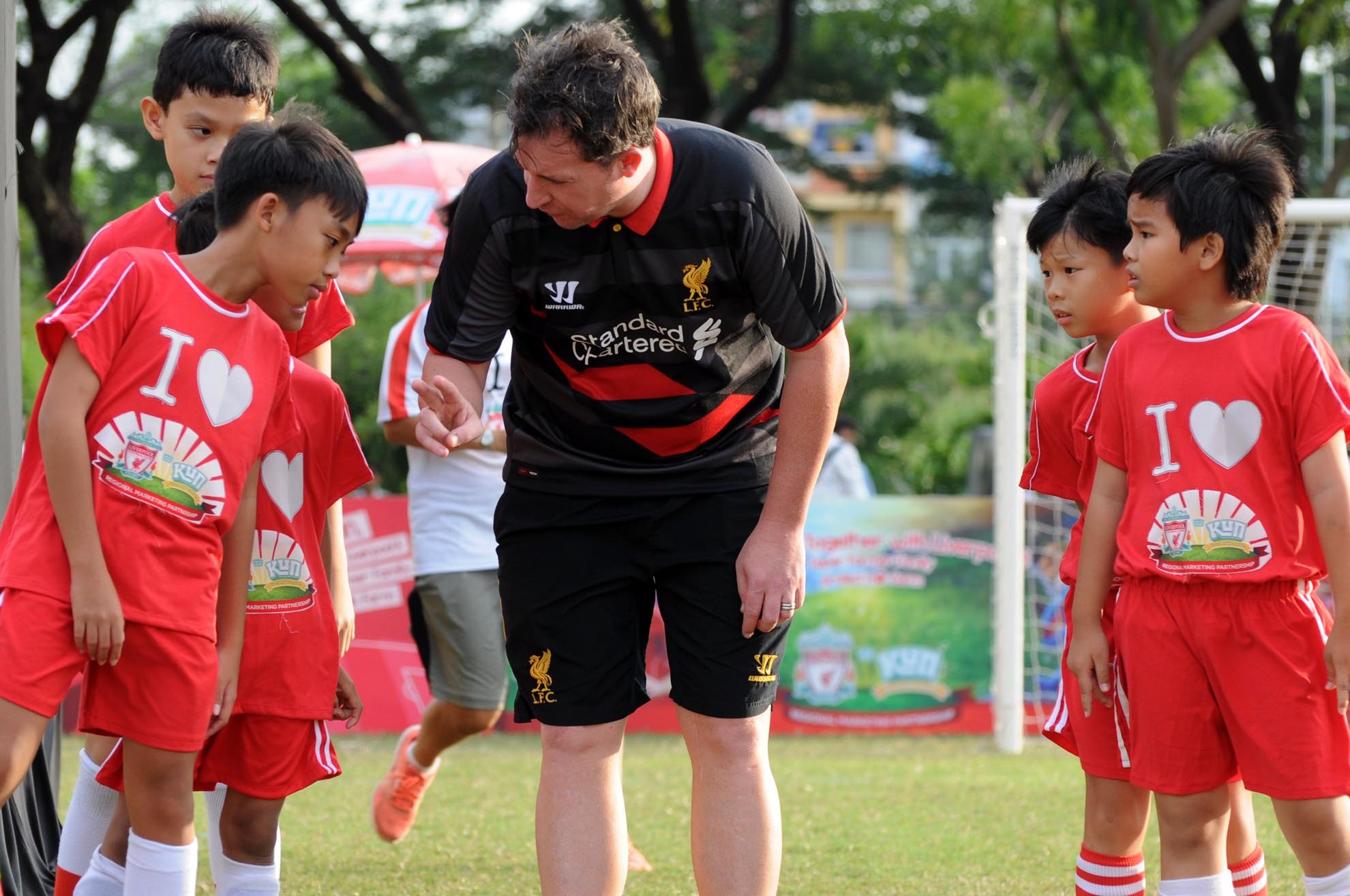 Chiều 17/12, danh thủ Robbie Fowler đã xuất hiện tại trường ĐH Rmit để tham gia lễ ký kết hợp tác giữa nhãn hàng Love’in Farm Kun và CLB bóng đá Liverpool..