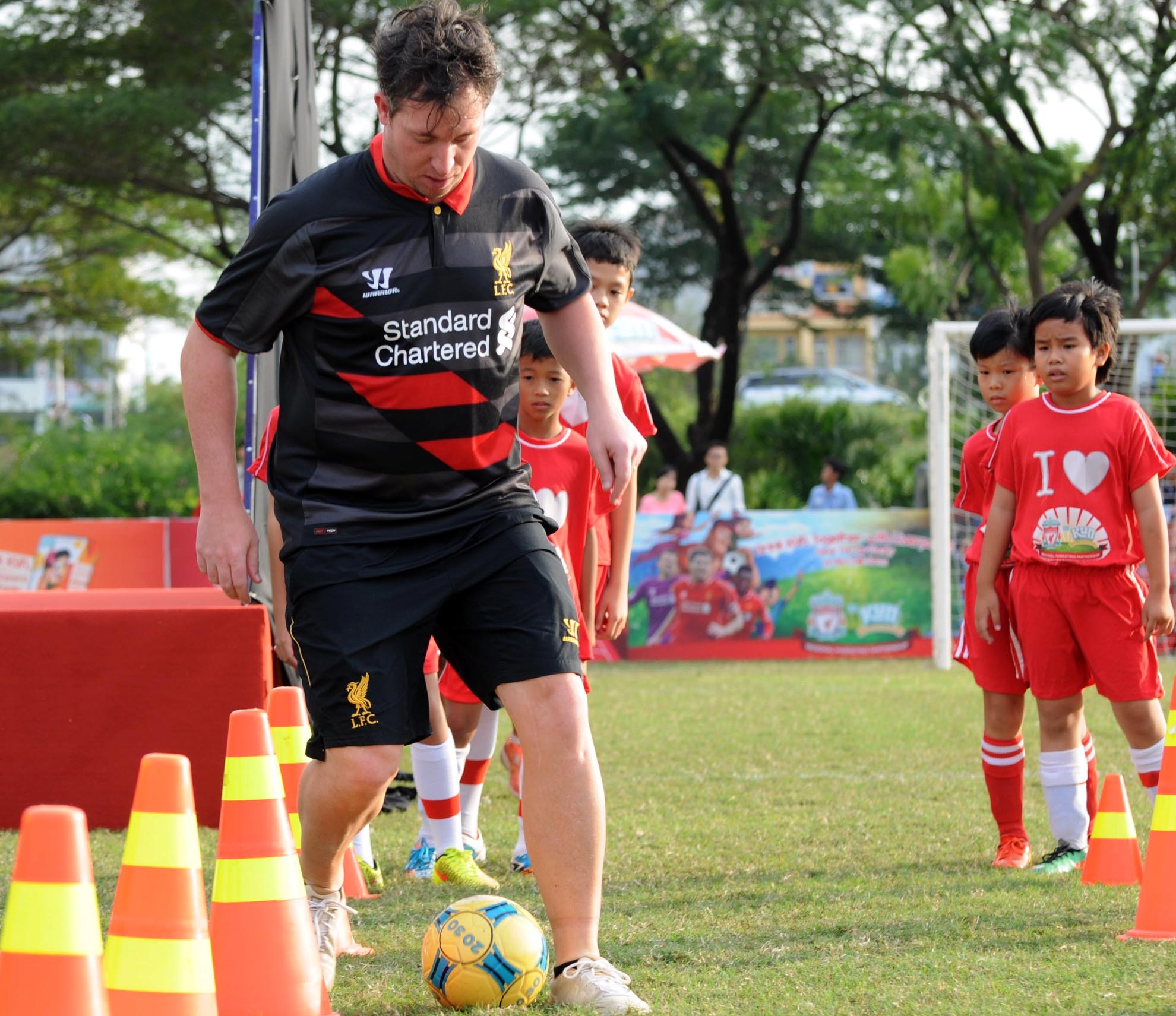 Ngôi sao một thời của đội bóng thành phố Cảng nước Anh đã có những hướng dẫn kỹ thuật trong bóng đá cho các em nhỏ tại TP.HCM.