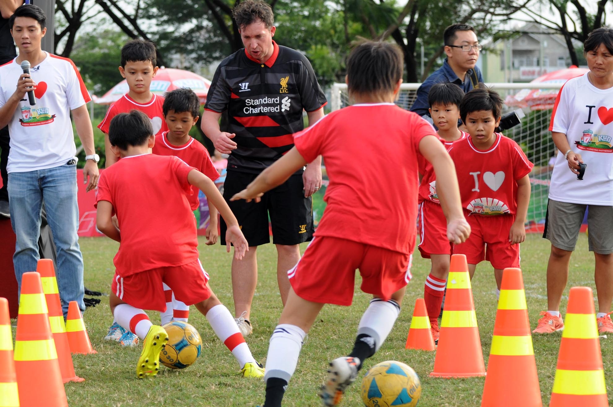 Robbier Fowler là cầu thủ được người hâm mộ biết đến với những pha đi bóng khéo léo bằng chiếc chân trái. Anh cũng là cầu thủ nằm trong top 4 tay săn bàn giải ngoại hạng Anh.