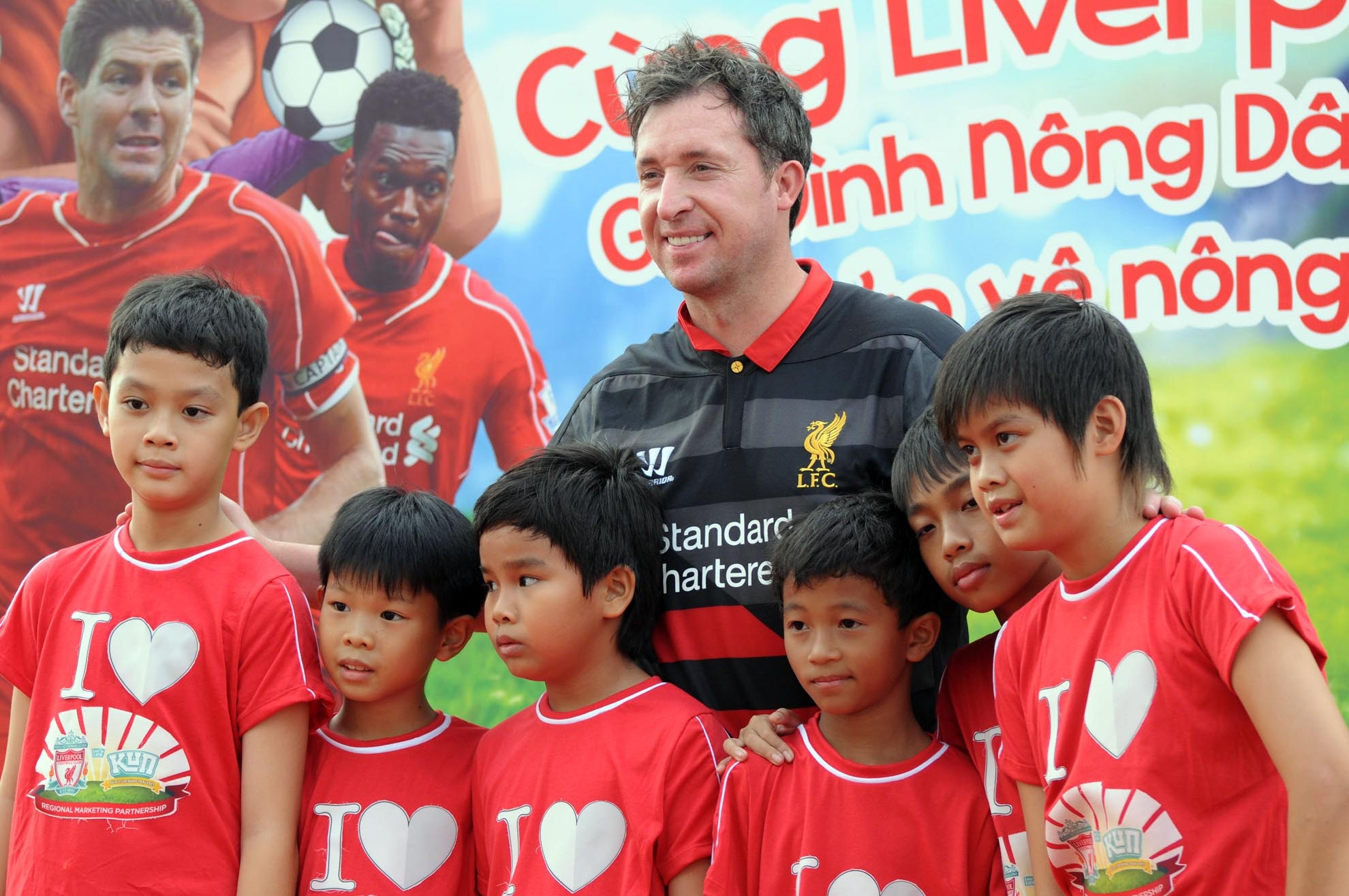 Huyen thoai Liverpool huong dan tre em Viet Nam choi bong hinh anh