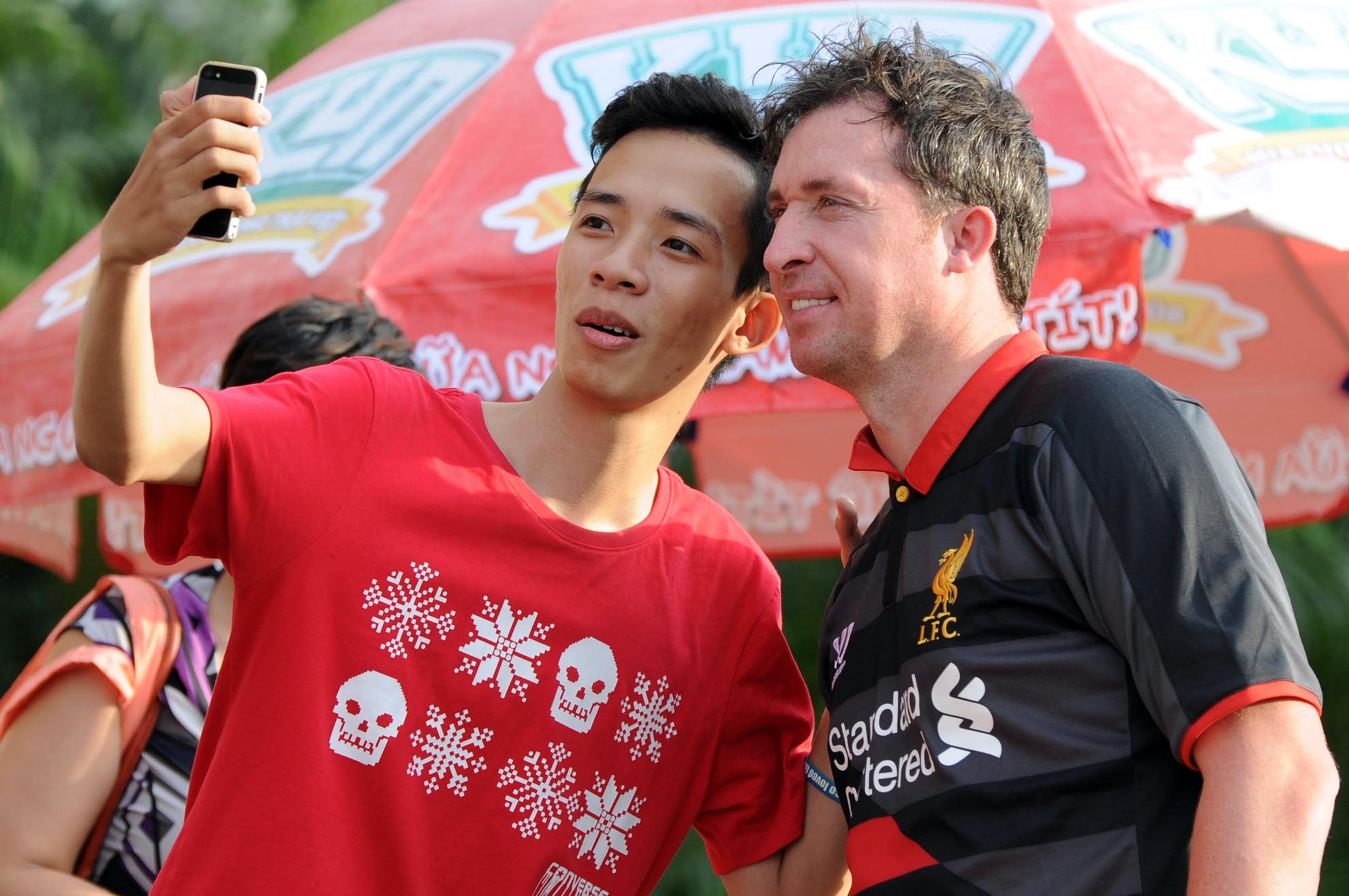 Người hâm mộ Việt Nam chụp hình lưu niệm cùng với cựu danh thủ nổi tiếng.