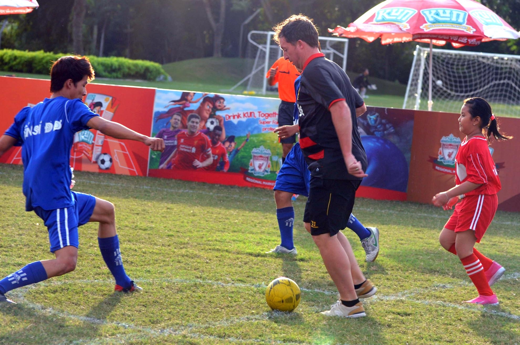 Fowler tham gia một trận bóng đá với các em nhỏ trên sân bóng mini tại trường đại học RMIT (quận 7).