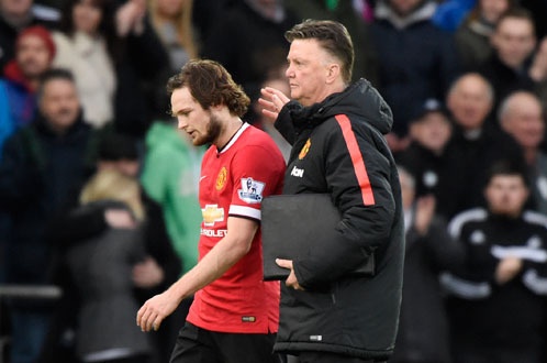 HLV Van Gaal và Daley Blind sau trận M.U thua Swansea trên sân khách - Ảnh: Reuters.
