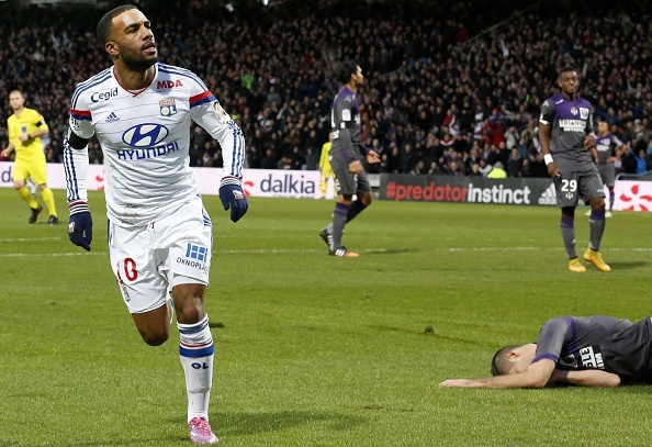 Alexandre Lacazette (Olympique Lyon): Không thể ngăn cản là cụm từ chỉ phong độ Lacazette những ngày này. Anh đóng góp 10 bàn thắng và 3 pha kiến tạo cho Lyon chỉ trong 7 vòng đấu tại Ligue 1, trước khi gặp chấn thương bắp chân. Không ngạc nhiên khi chân sút người Pháp đang được hàng loạt CLB lớn theo đuổi.