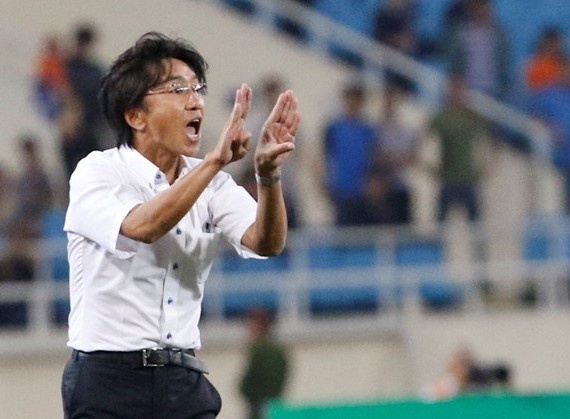 HLV Miura dung ngoi khong yen voi cac hoc tro hinh anh