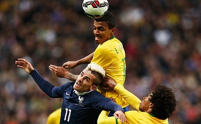 Luiz Gustavo nang ty so len 3-1 cho Brazil o phut 69 hinh anh