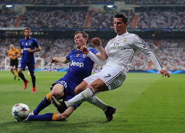 Ronaldo nhạt nhòa vì không nhận được sự trợ giúp đăc lực từ tuyến tiền vệ. Ảnh Getty