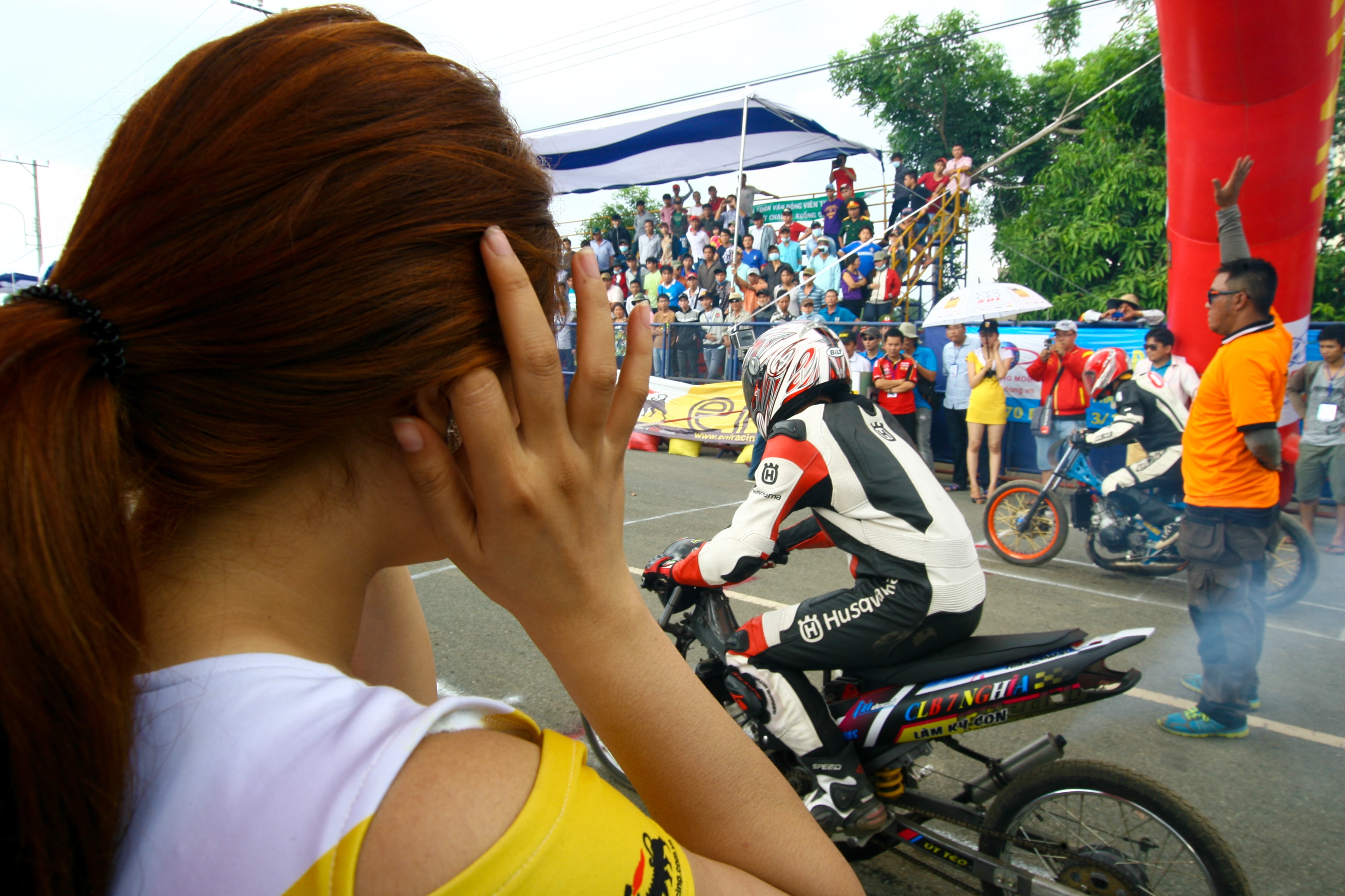 Tiếng pô rền vang và mùi khói xe đã đem lại sự kích thích cho người hâm mộ.