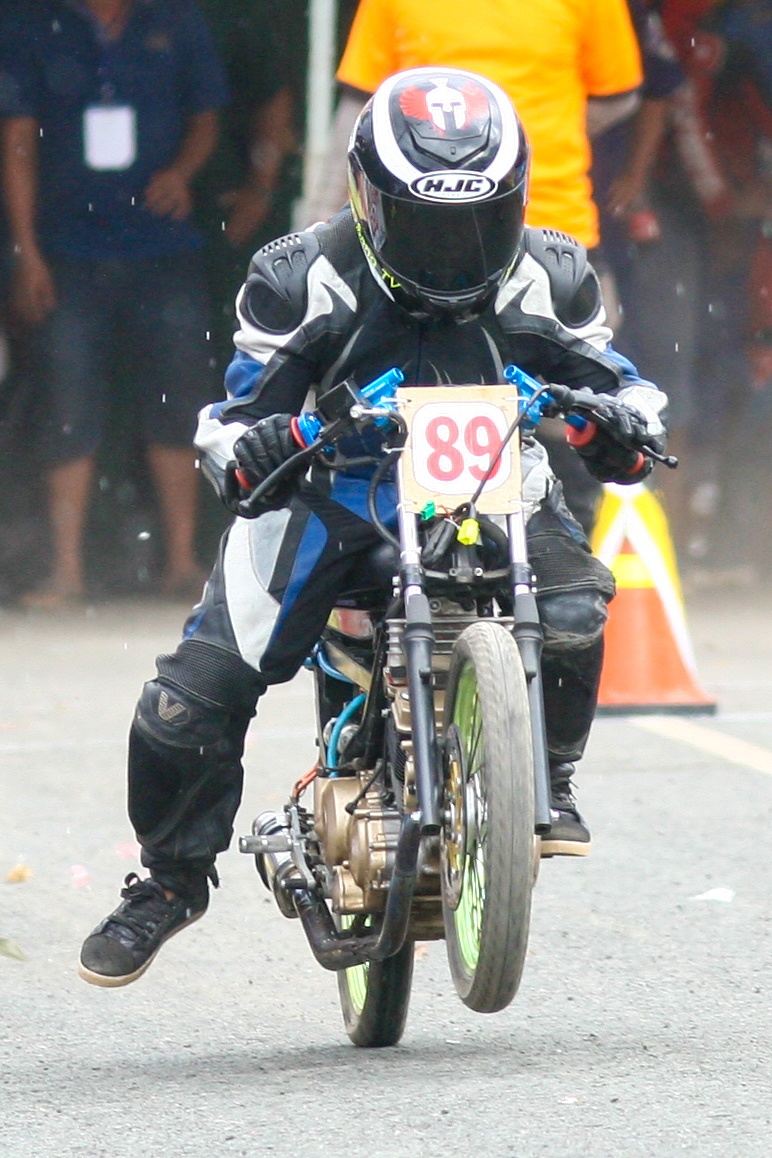 Xe môtô thi đấu được tháo bớt phụ kiện không cần thiết, hạ trọng tâm cho bớt lực cản của gió là yếu tố quan tâm hàng đầu của các tay đua.