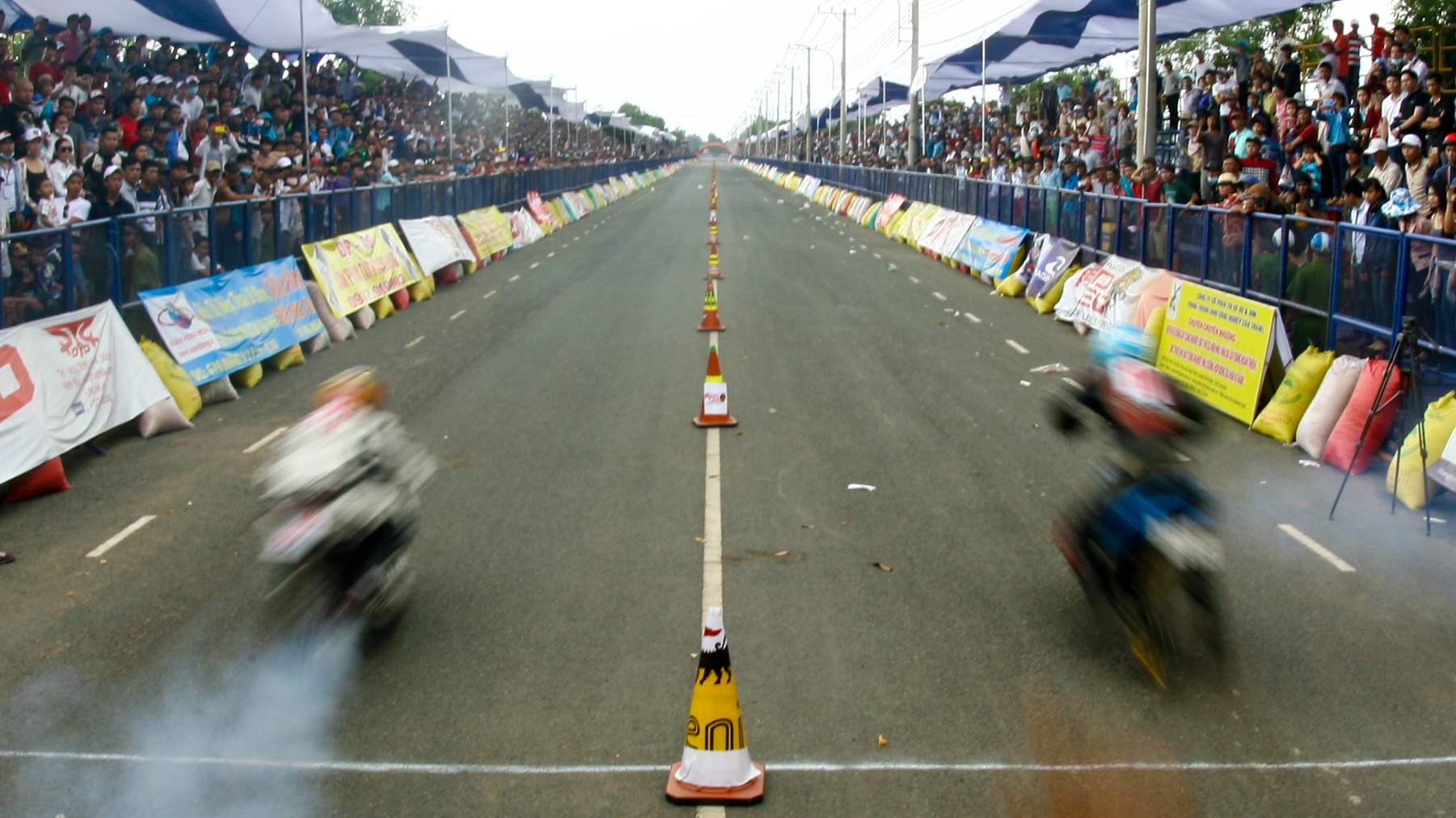 Sự cố giải đua 400 m tại Bình Dương bị hủy do lượng khán giả quá đông, ảnh hưởng đến an toàn đường đua. Vì vậy, lần này BTC đã chuẩn bị khán đài có mái che trải dài 400 m.