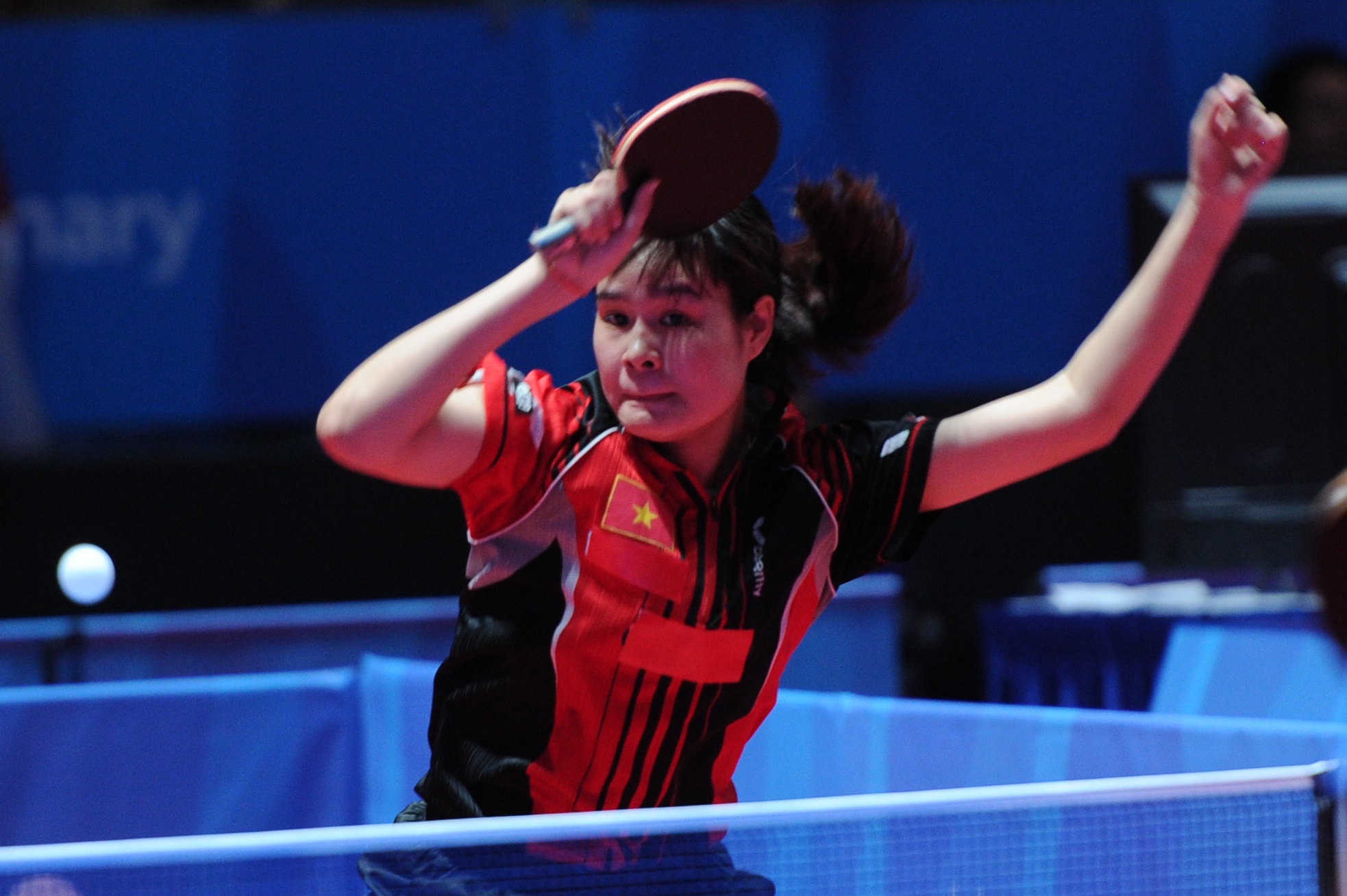 Trận thi đấu đơn nữ chiều nay giữa hai VĐV Nguyễn Thị Nga của Việt Nam và Isabella của Singapore diễn ra khá căng thẳng. Được sự cổ vũ nhiệt tình từ khán giả nhà, Isabella đã dẫn trước Nguyễn Thị Nga với tỷ số 2-1.