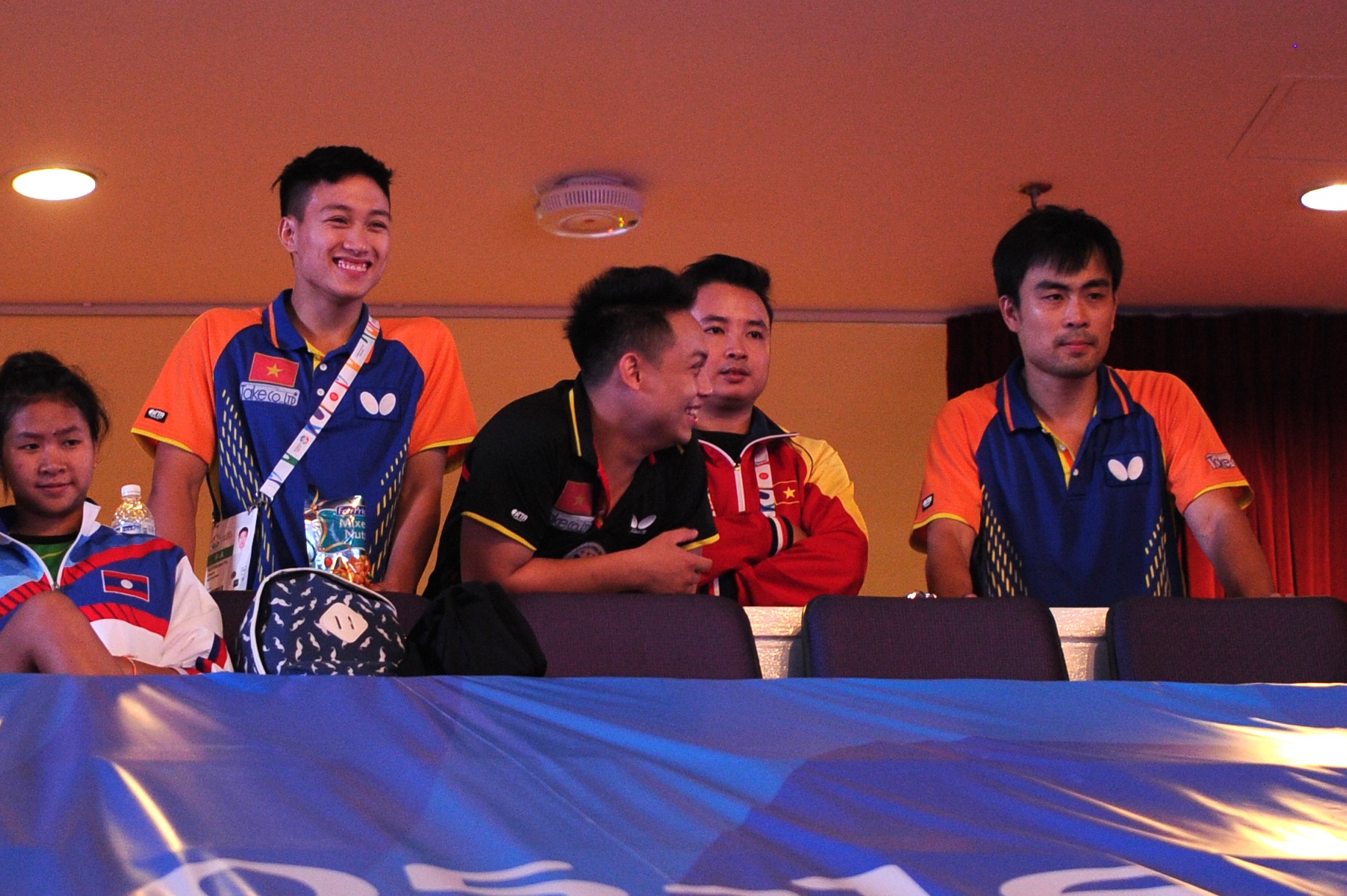 Trên khán đài, HLV Nguyễn Nam Hải và các VĐV bóng bàn nam Việt Nam ra sức cổ vũ tinh thần cho cô gái nhỏ bé sinh năm 1994.