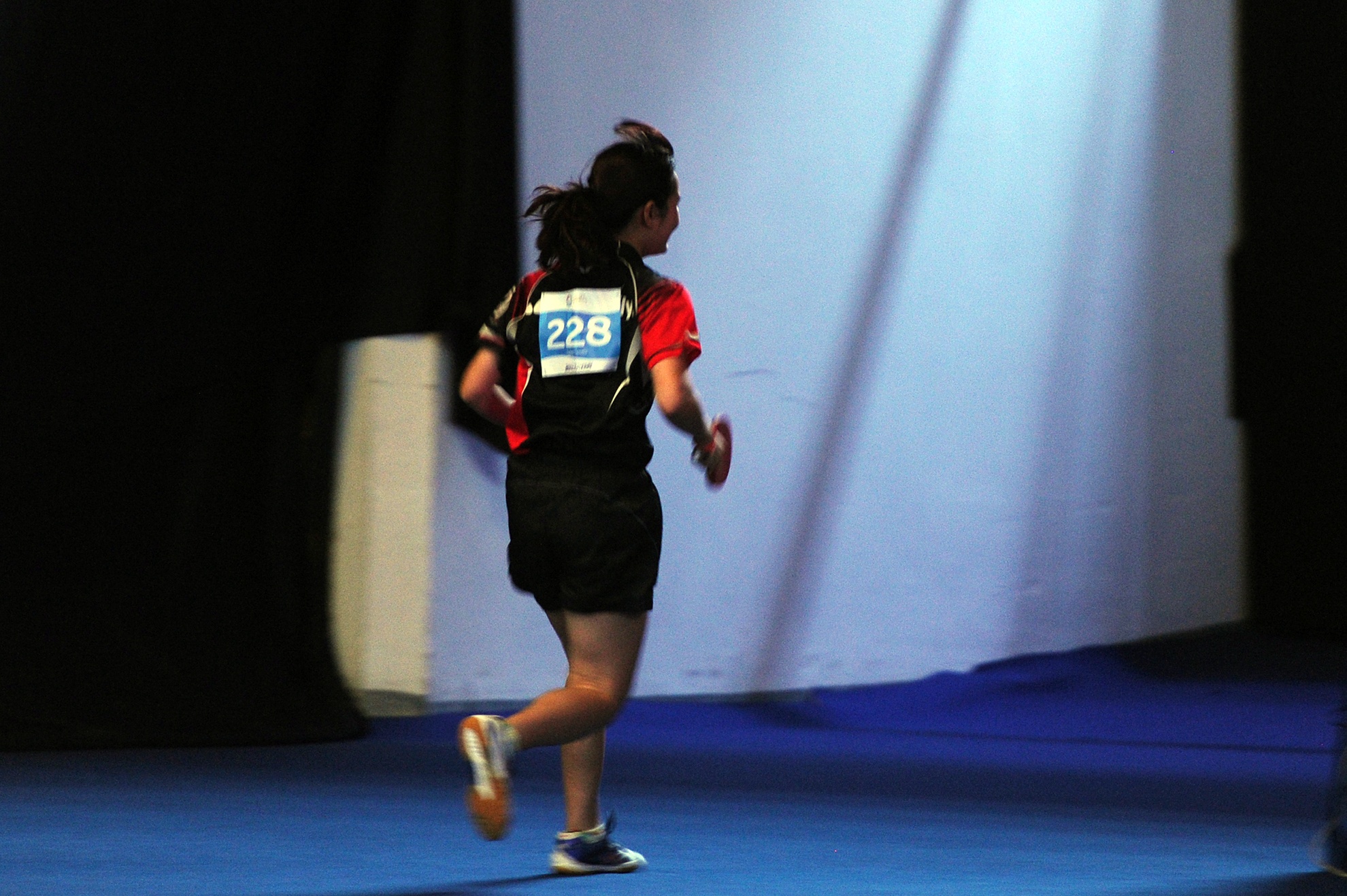 Sau điểm quyết định, cô oà khóc và chạy lên khán đài ôm chầm lấy HLV Nguyễn Nam Hải.