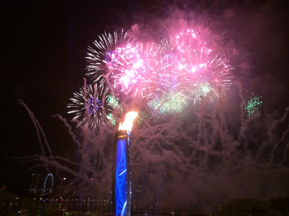 Man ban phao hoa dep mat cua nuoc chu nha Singapore hinh anh