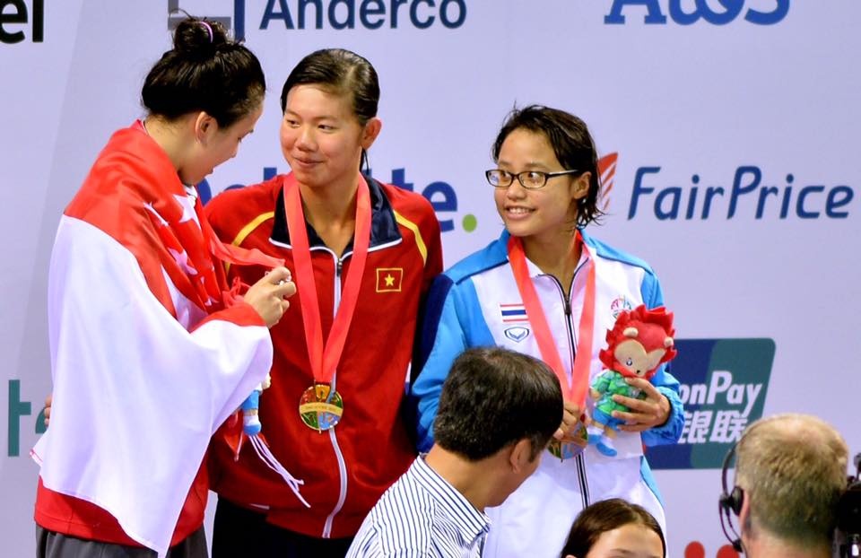 Nụ cười của Ánh Viên trên bục nhận huy chương vàng. Ảnh: Hoàng Hà