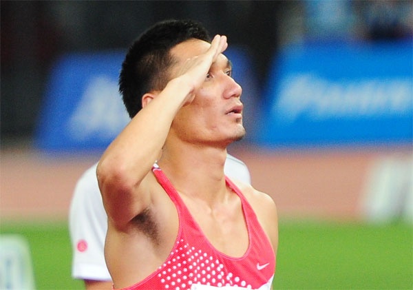 Dang thi dau, VDV Viet Nam chao co khi Quoc ca vang len hinh anh