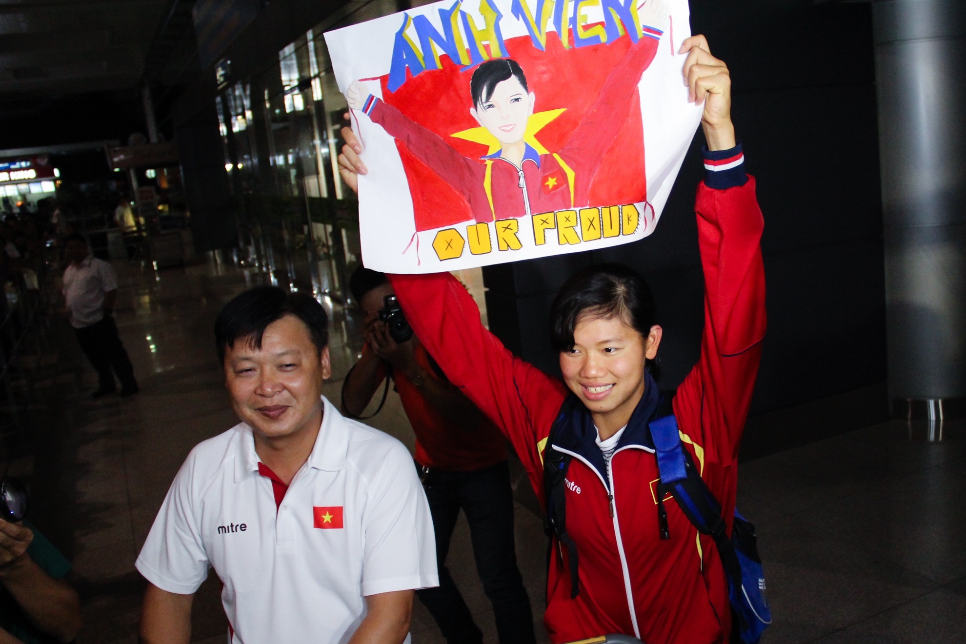 Thầy trò Ánh Viên vui mừng với sự đón tiếp của truyền thông và người hâm mộ.