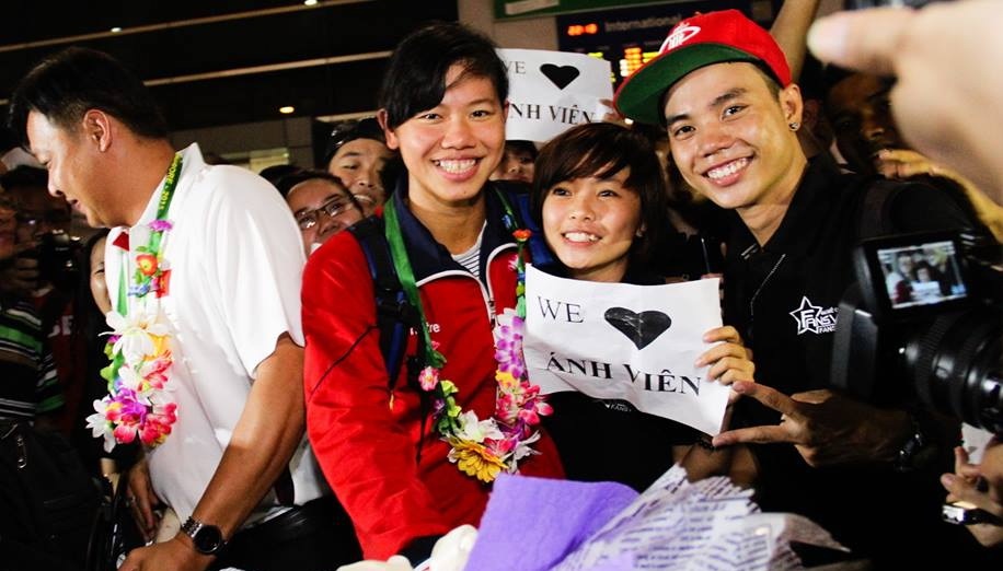 Anh Vien ve nuoc trong vong tay nguoi ham mo hinh anh