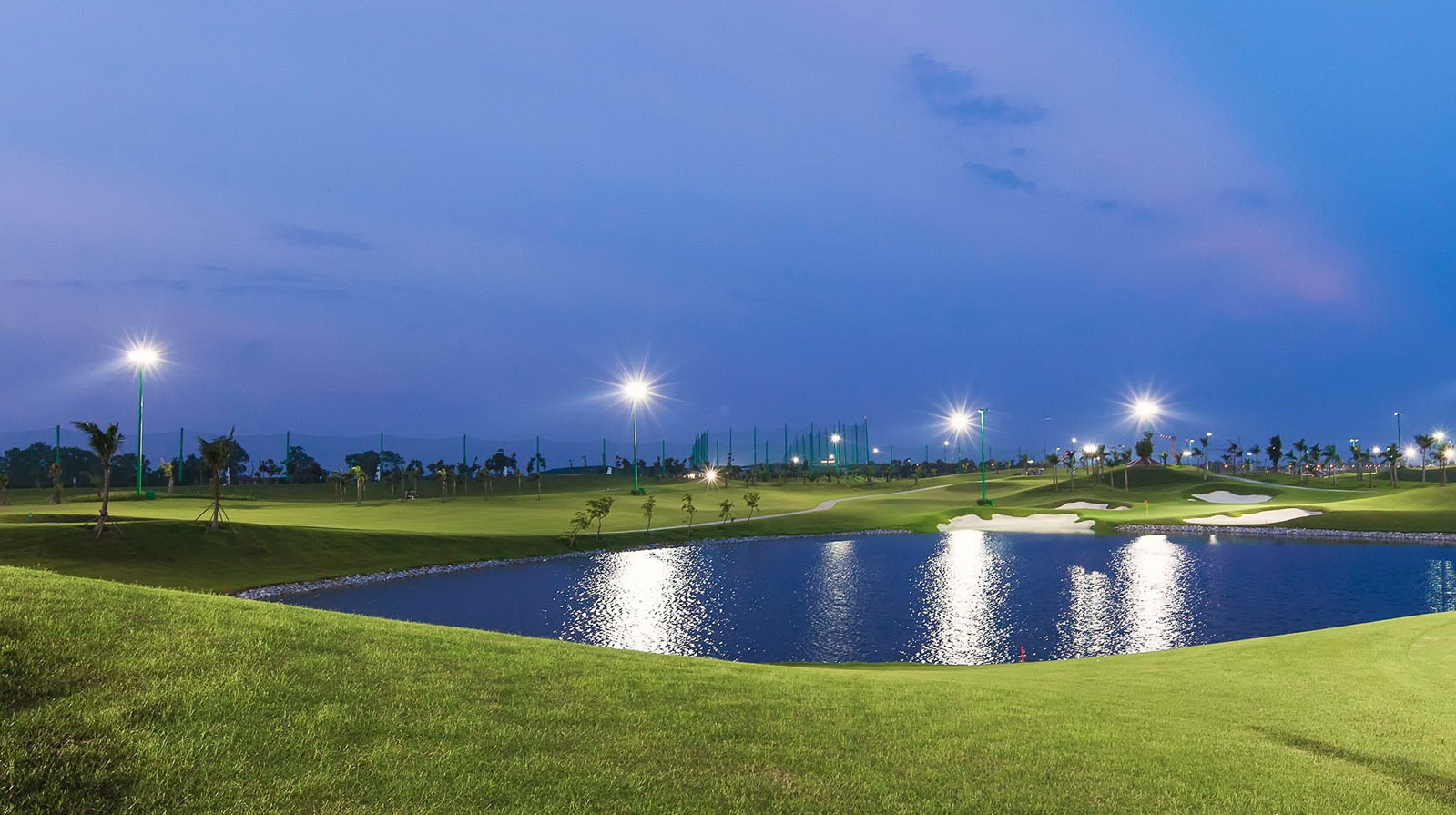 Hệ thống chiếu sáng của sân golf được lắp đặt bằng những thiết bị cao cấp, 