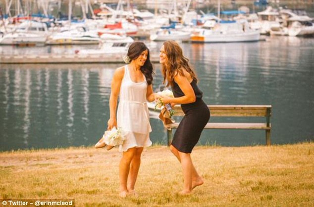 Hai nu cau thu giai Vo dich quoc gia My ket hon hinh anh