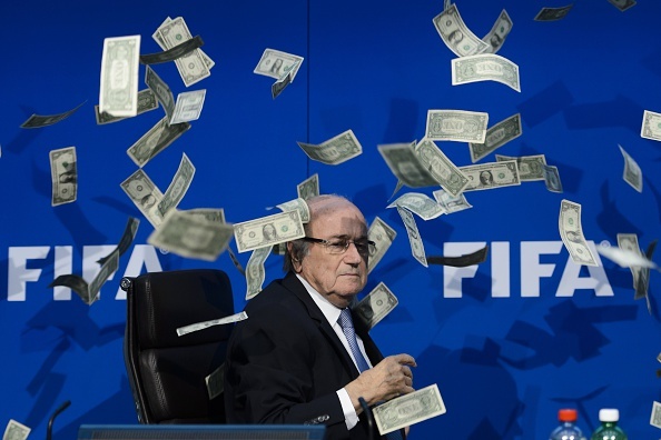 Nem con mua tien phan doi Chu tich FIFA Sepp Blatter hinh anh