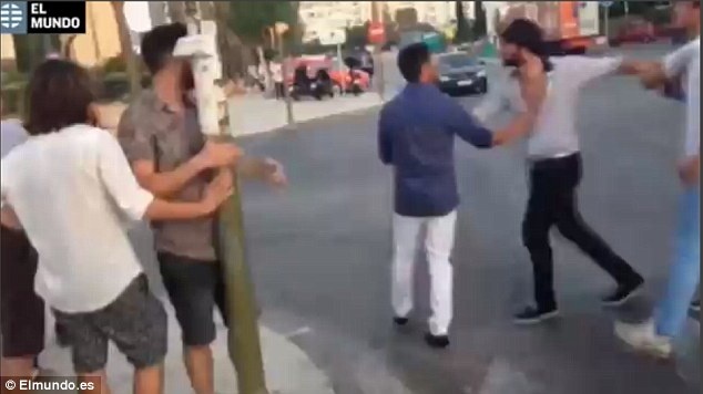 Higuain au da va de doa fan tai Tay Ban Nha hinh anh