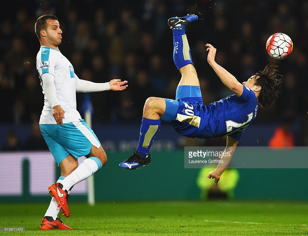 Shinji Okazaki ghi ban xe dap chong nguoc cho Leicester City hinh anh