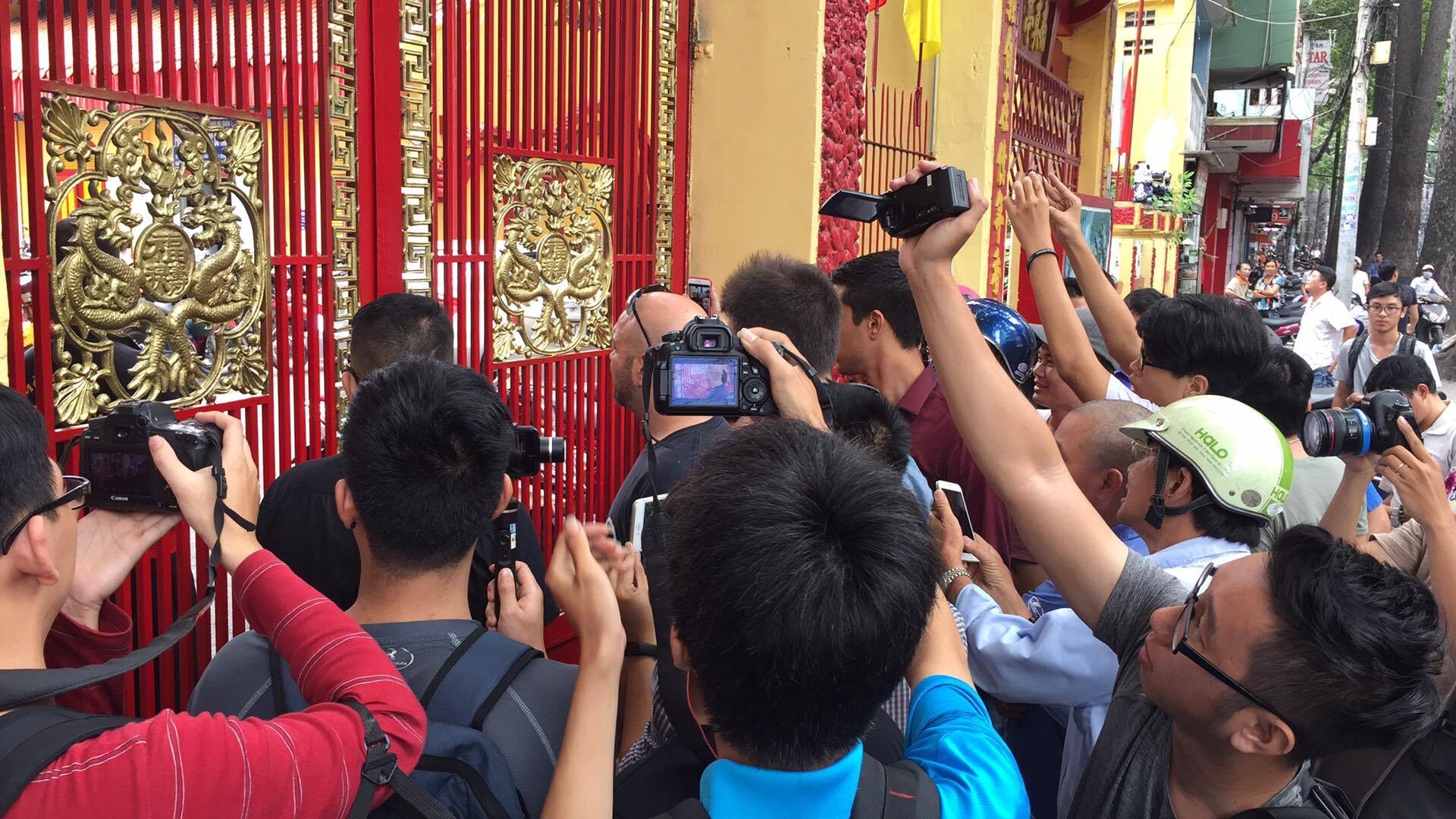 Flores noi gi voi mon do phai Nam Huynh Dao truoc khi bo di? hinh anh