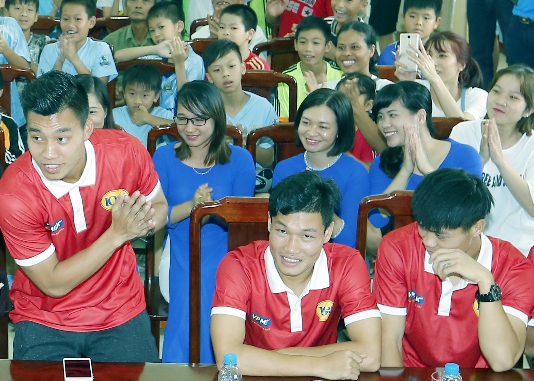 Cau thu HAGL tham que Van Toan, Van Thanh truoc khi sang Han Quoc hinh anh