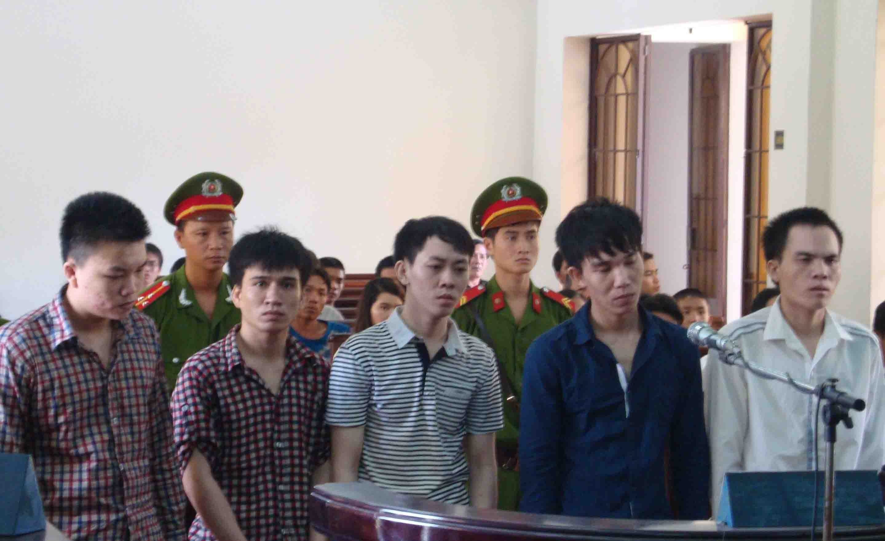 Chem CSGT, 5 thanh nien nhan 61 nam tu hinh anh