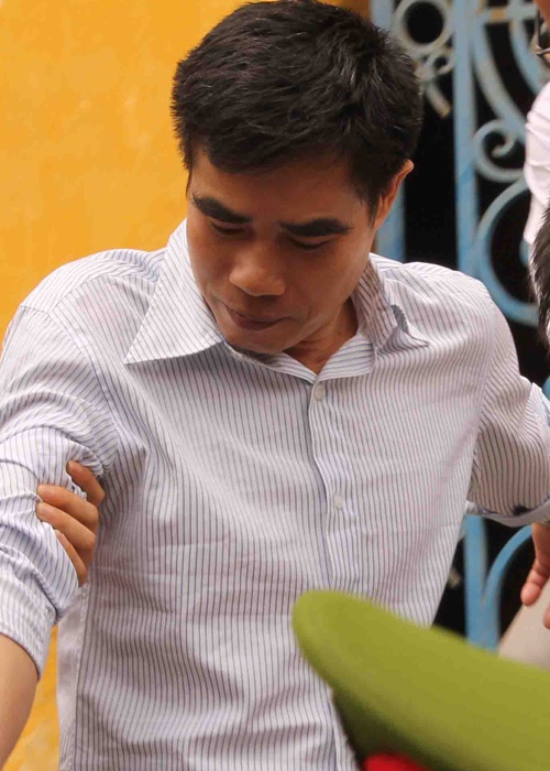 Bi cha duong gio tro doi bai, be gai 12 tuoi sinh con hinh anh