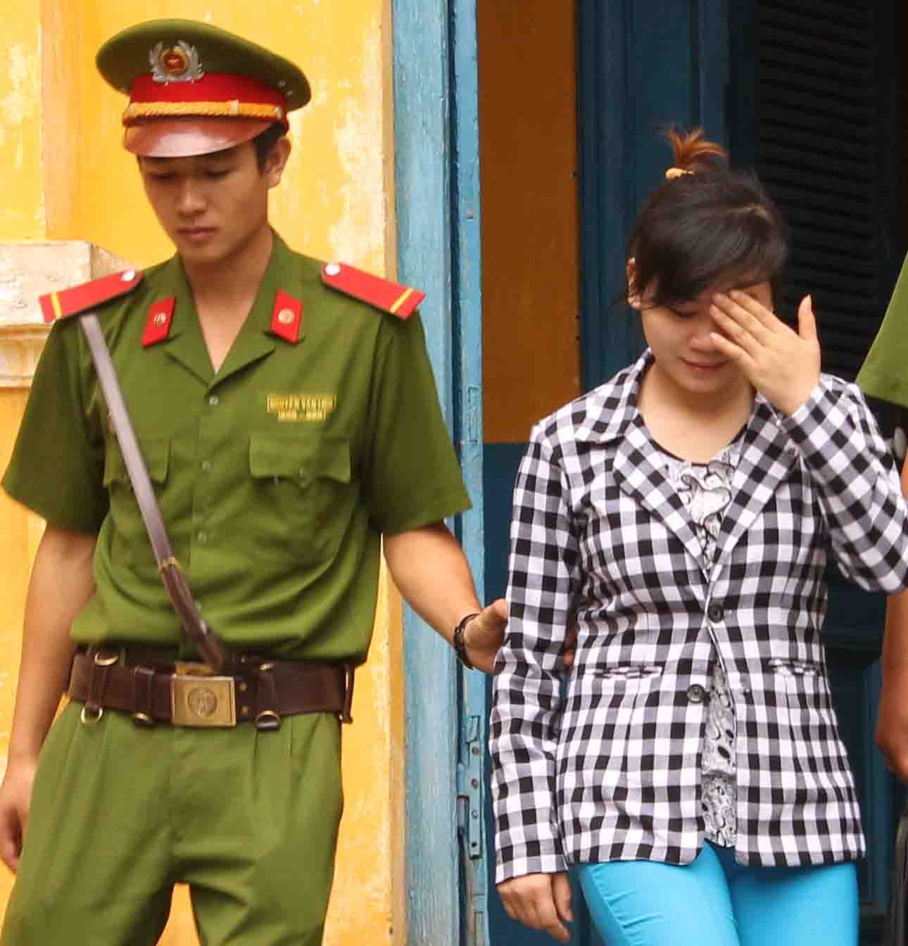 9X xinh dep lua phu nu sang Malaysia ban vao nha tho hinh anh