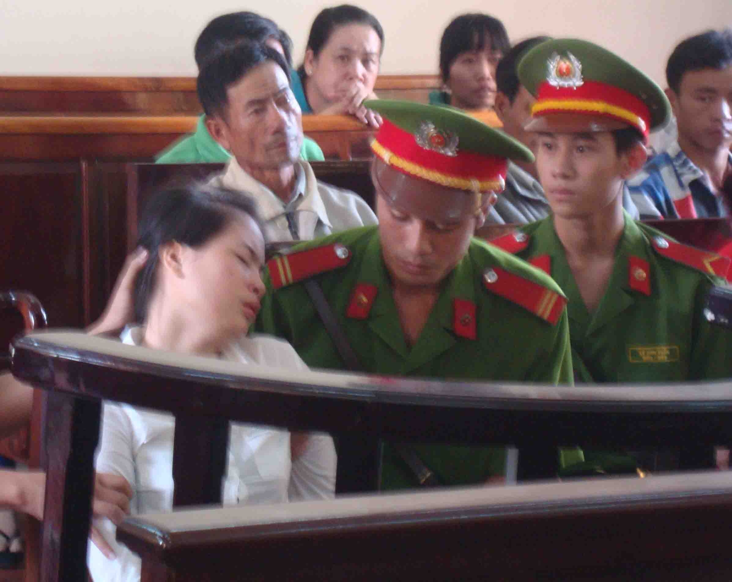 Nguoi phu nu giet 'chong ho' ngat xiu tai toa hinh anh