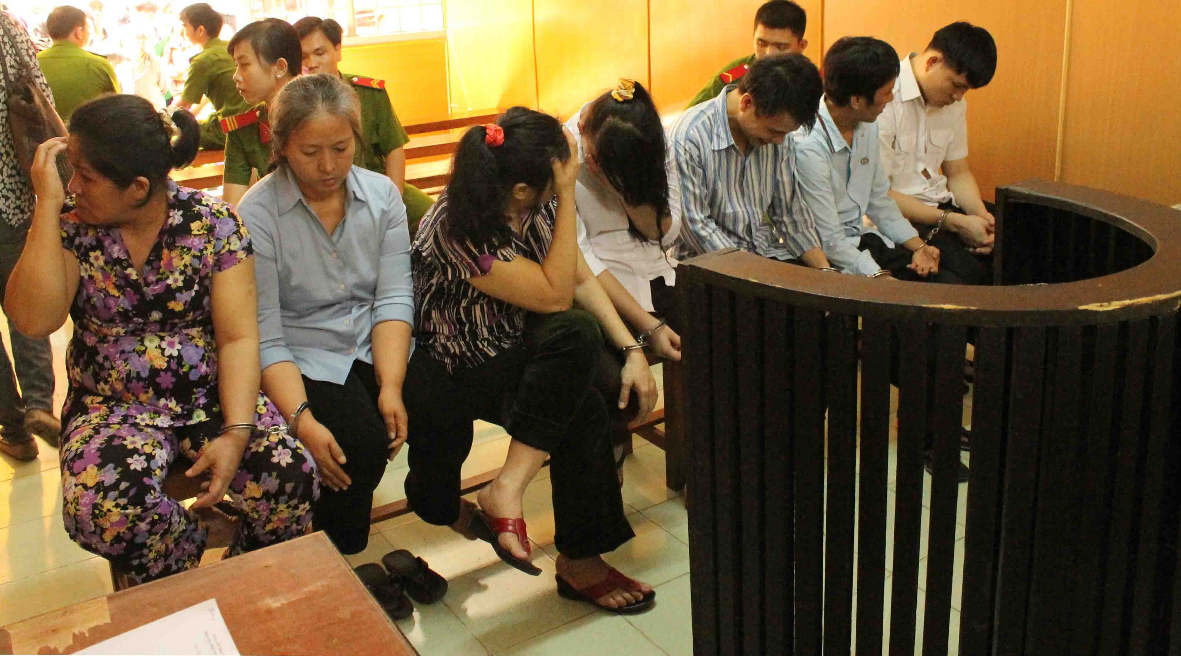 Dan canh quet xe trom tai san nguoi di duong hinh anh