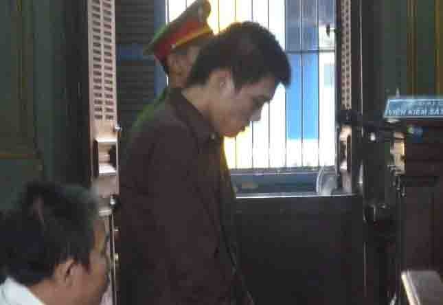 Cha di hat karaoke, con trai cam dao truy sat hinh anh