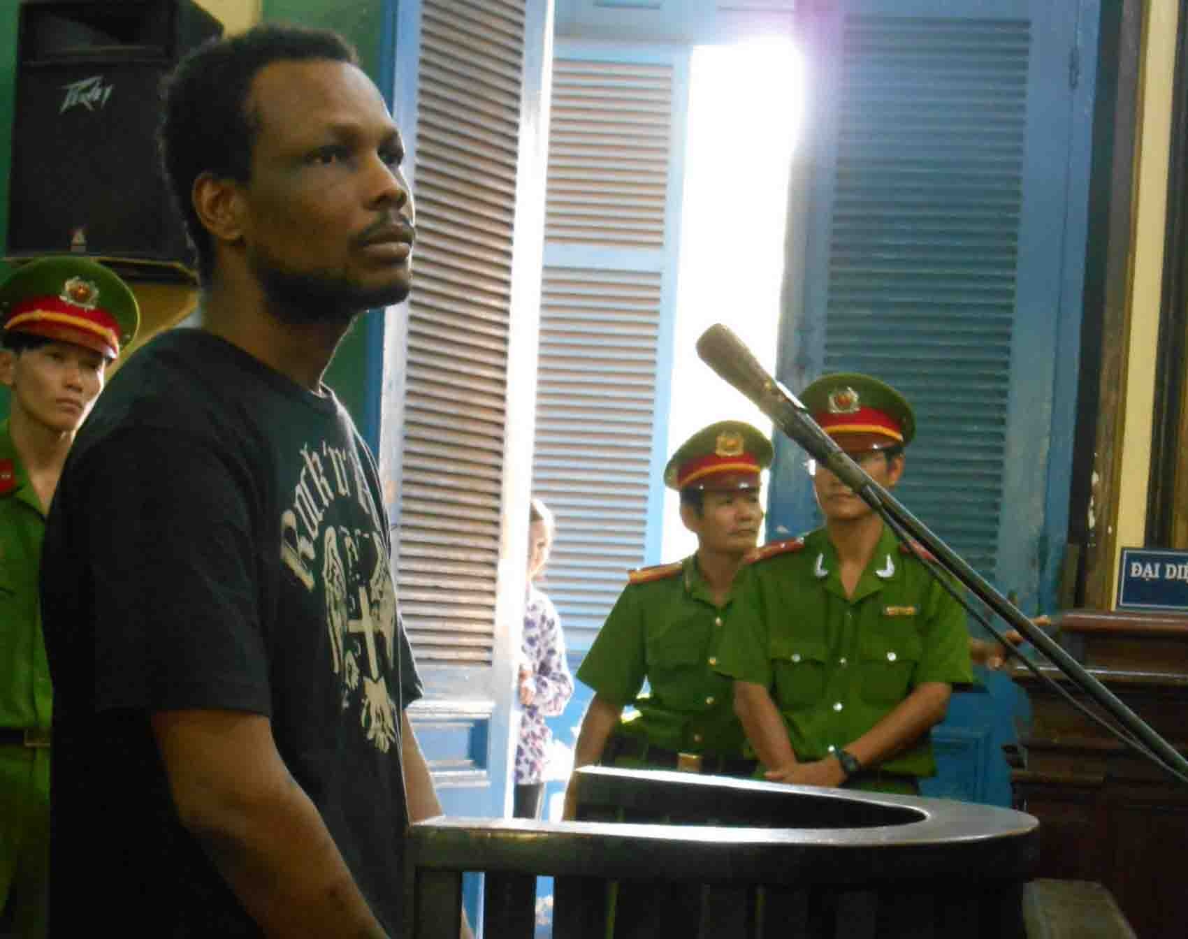 Du khach mang theo gan 1kg ma tuy vao Viet Nam hinh anh