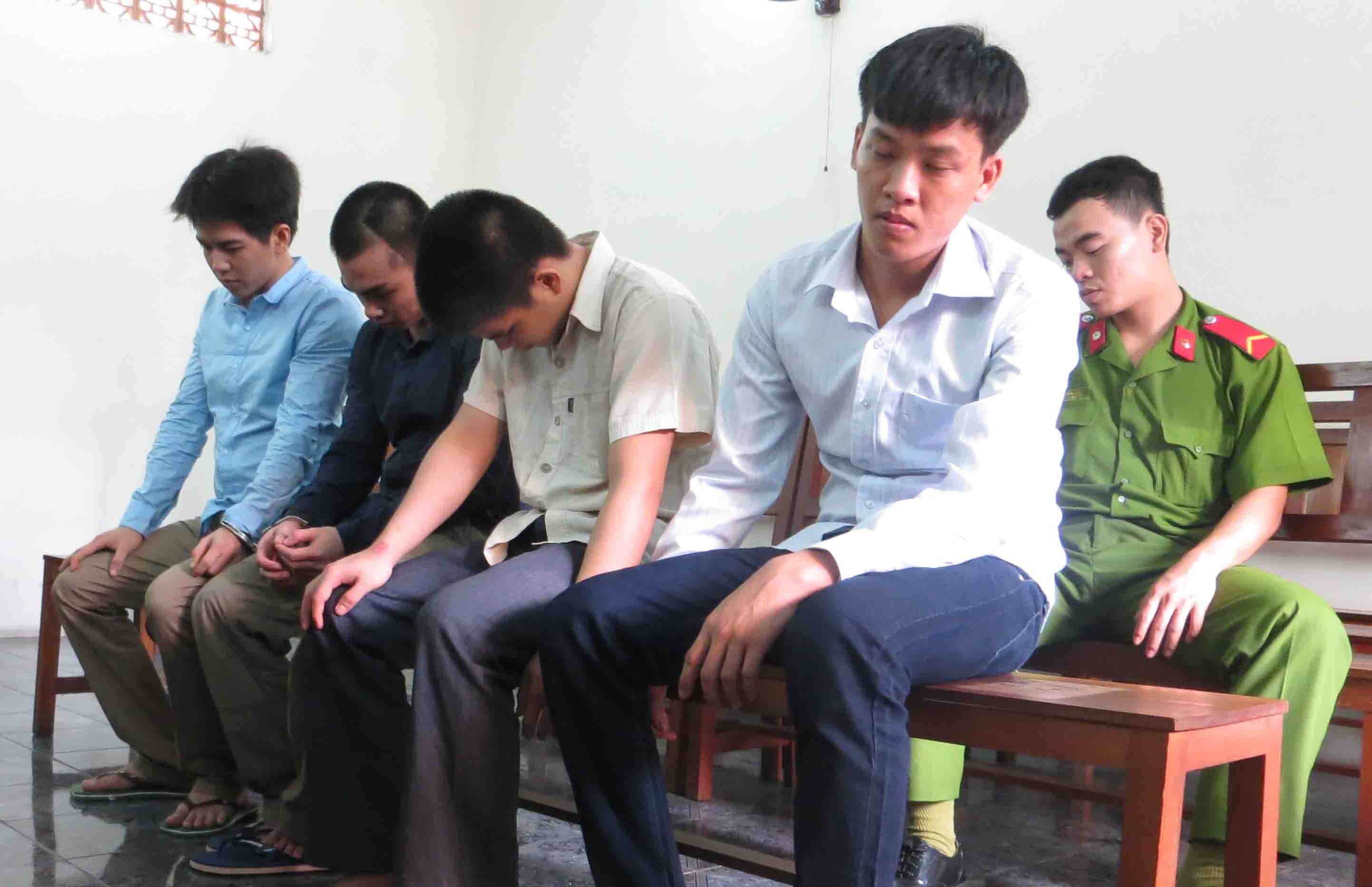 Cuop 100.000 dong, lanh 69 nam tu hinh anh