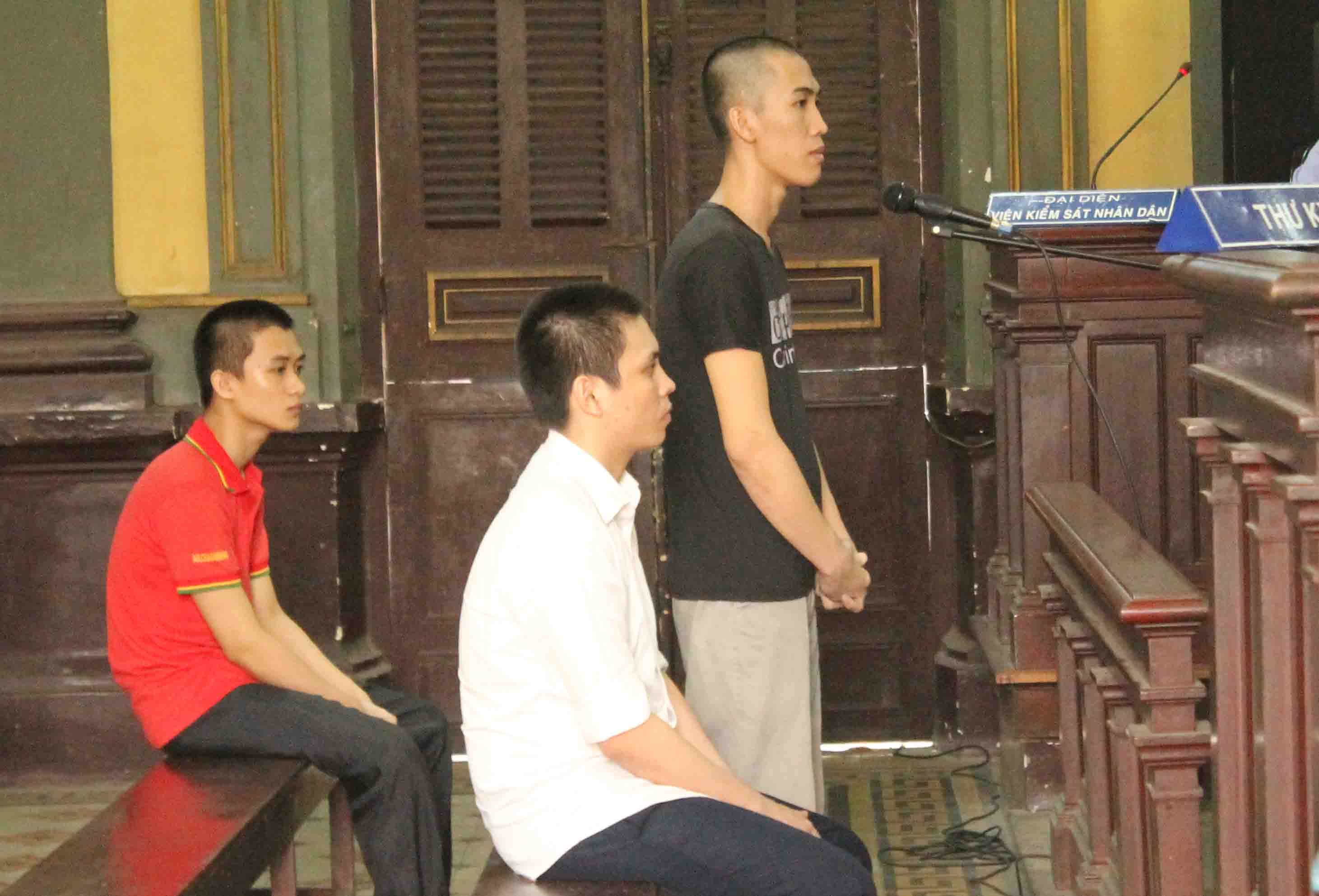 Xu 3 thanh nien lam nhuc thieu nu bat thanh hinh anh