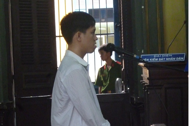 Vo chong cai nhau, ra duong gio tro doi bai voi tre em hinh anh