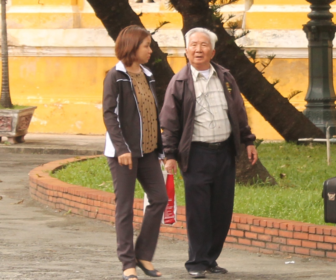 Gap nguoi kien lo cot de... canh tinh co quan cong quyen hinh anh