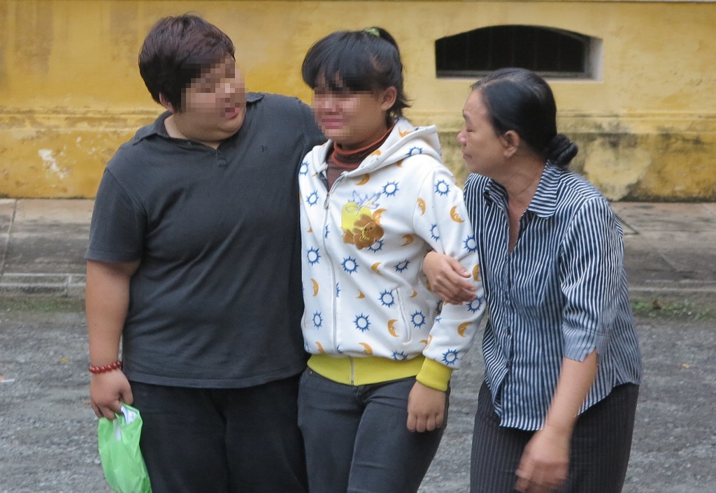 Con tre bo vo vi cha chet, me lanh an tu chung than hinh anh