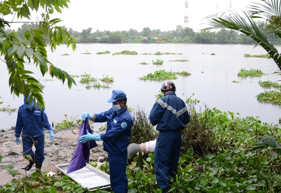 Phat hien xac nguoi troi tren song Vam Thuat hinh anh