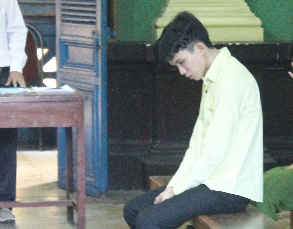 Nam sinh gay trong toi sau chuyen di bien cung ban gai hinh anh