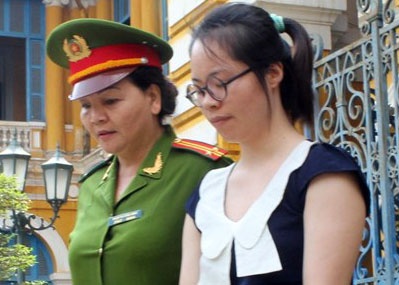 Ban an chung than cho nu sinh ngoai quoc hinh anh