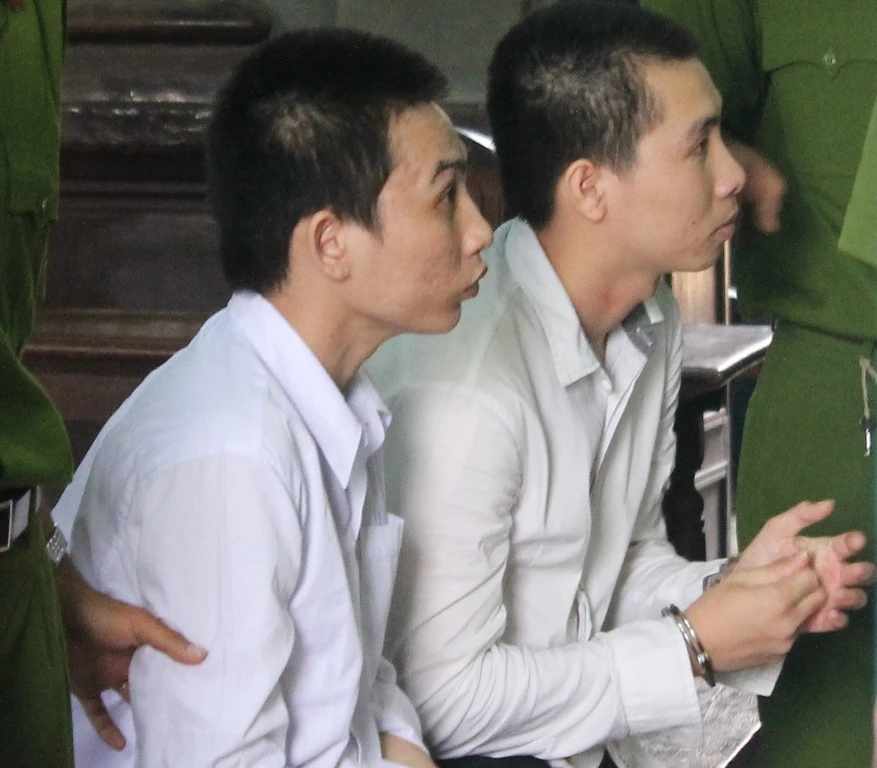 Hai thanh nien vao tu vi du do hai doi be gai hinh anh