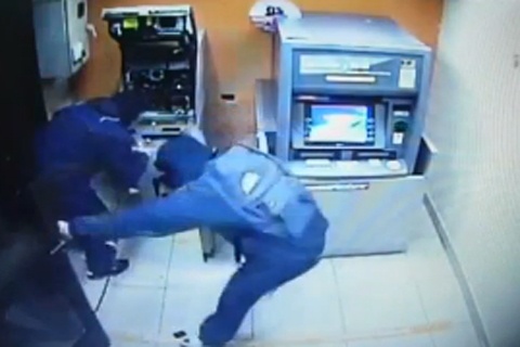 Dap pha tru ATM vi khong rut duoc tien hinh anh