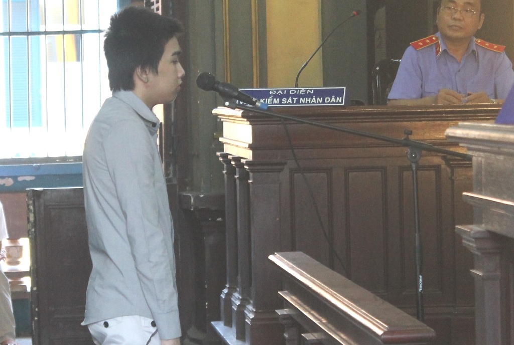 Hai thanh nien vao tu vi 'vuot rao' voi nguoi yeu nhi hinh anh