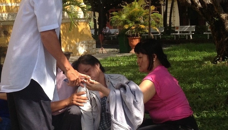 Nguoi me ngat xiu trong san toa khi con bi tuyen an tu hinh hinh anh