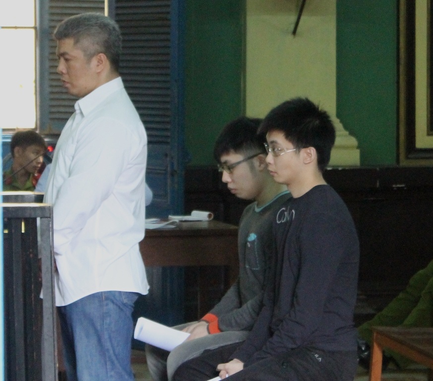 Hai nguoi nuoc ngoai lam the gia chiem doat hon nua ty dong hinh anh