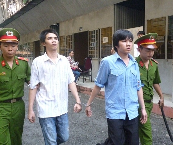 Chem nguoi nuoc ngoai nhap tich Viet Nam, cuop xe may tay ga hinh anh